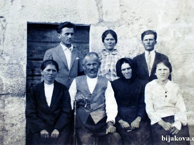 1928. roglic cvitan i joza sa djecom 2303