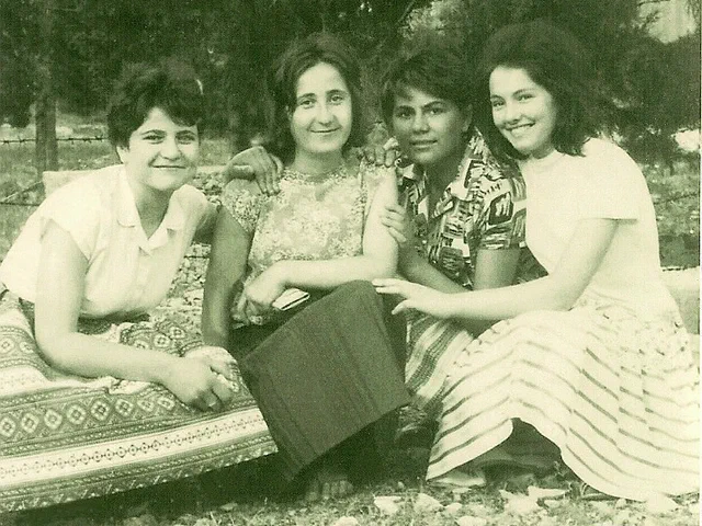 1963. kod crkve marija b. nelka m. marija t. i mirjana v. 2311