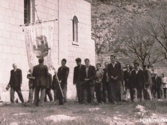 1960. procesija oko crkve 2334